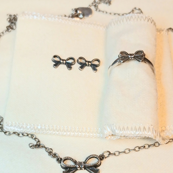 James Avery Retired Petite Bow Set,  ring size 7 OR 8.25 - Picture 3 of 8